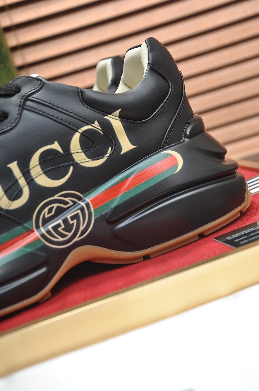 Gucci Logo Stripe Low-Top Sneakers